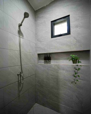 吹風機、毛巾、肥皂、洗髮精