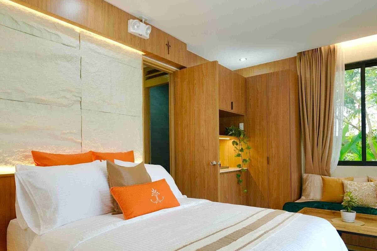 Desk, laptop workspace, free WiFi