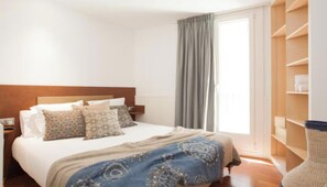 4 bedrooms, in-room safe, desk, iron/ironing board