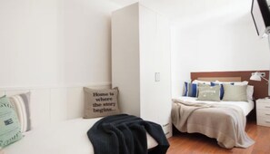 4 soveværelser, pengeskab på værelset, skrivebord, strygejern/strygebræt