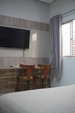 Luxury Room | Desk, laptop workspace, free WiFi - Hotel Premium Uruçui (Uruçuí)