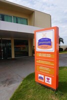 Señal de hotel con el nombre 'Piaui Hotel Premium Uruçúi' e información de contacto.