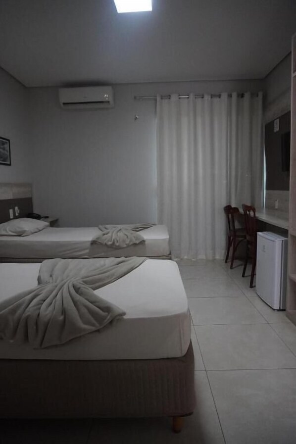 Rom – standard, 2 enkeltsenger | Skrivebord, skrivebord for bærbar PC og wi-fi (inkludert)