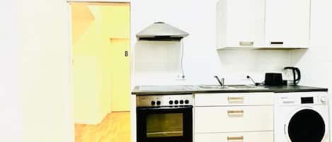 Kylskåp, mikrovågsugn, ugn och spishäll
