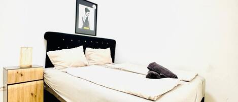 1 bedroom, bed sheets