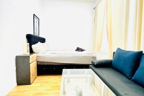 1 bedroom, bed sheets