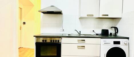 Een koelkast, een microgolfoven, een oven, een kookplaat