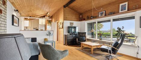 Een flatscreentelevisie, een dvd-speler en een stereo