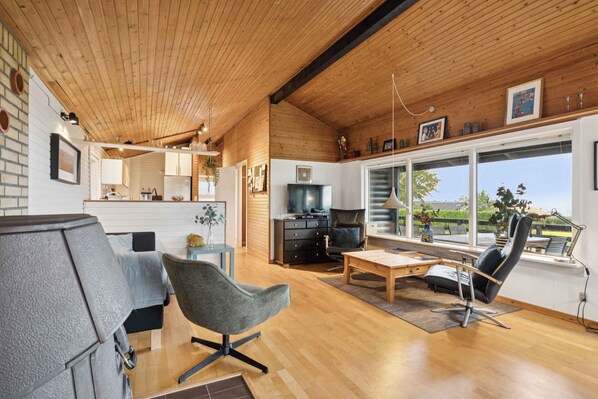 Flat-screen TV, DVD player, stereo