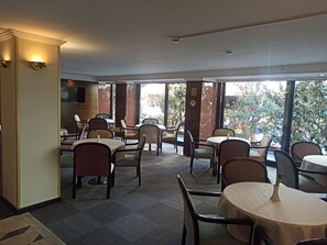 Café da manhã com buffet grátis todos os dias