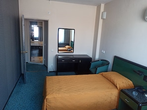 Twin Room | Laptop workspace, free WiFi