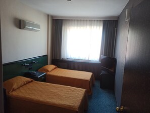 Habitación con 2 camas individuales | Espacio para trabajar con laptop y wifi gratis