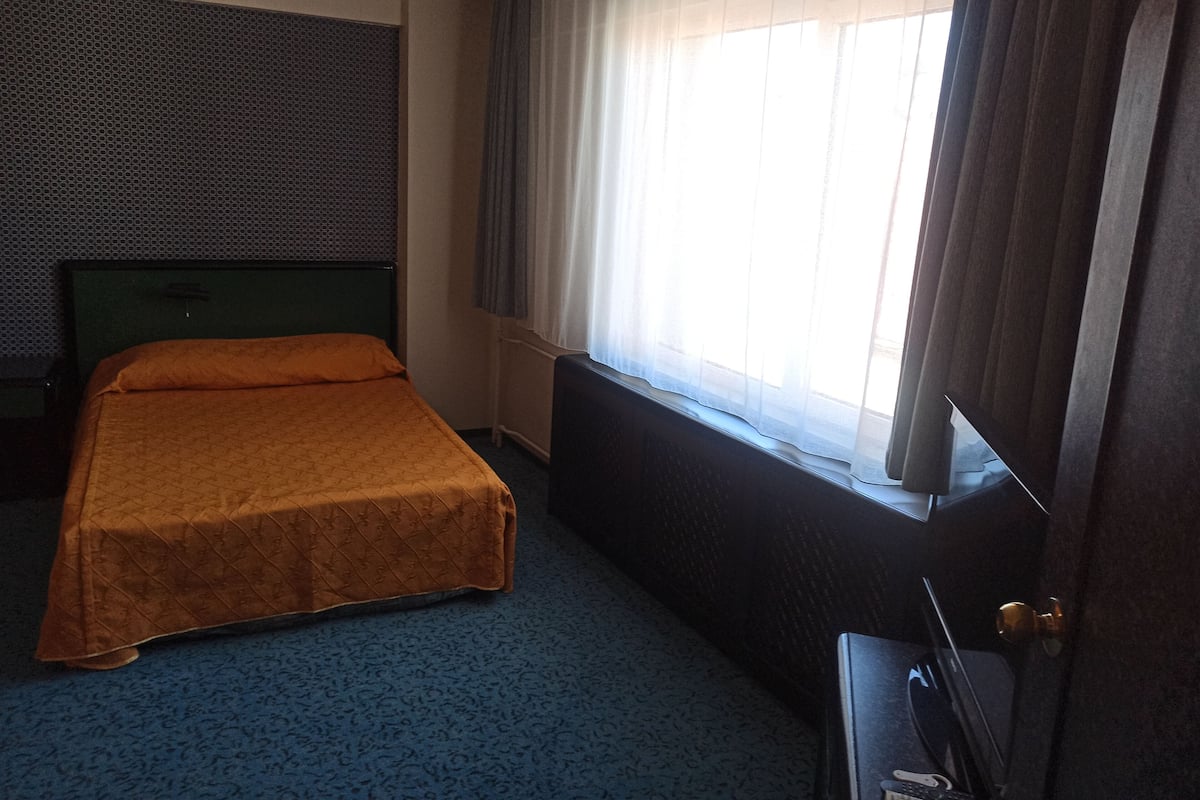 Quarto casal de uso individual, vista para a cidade | Espaço de trabalho para notebook, Wi-Fi de cortesia