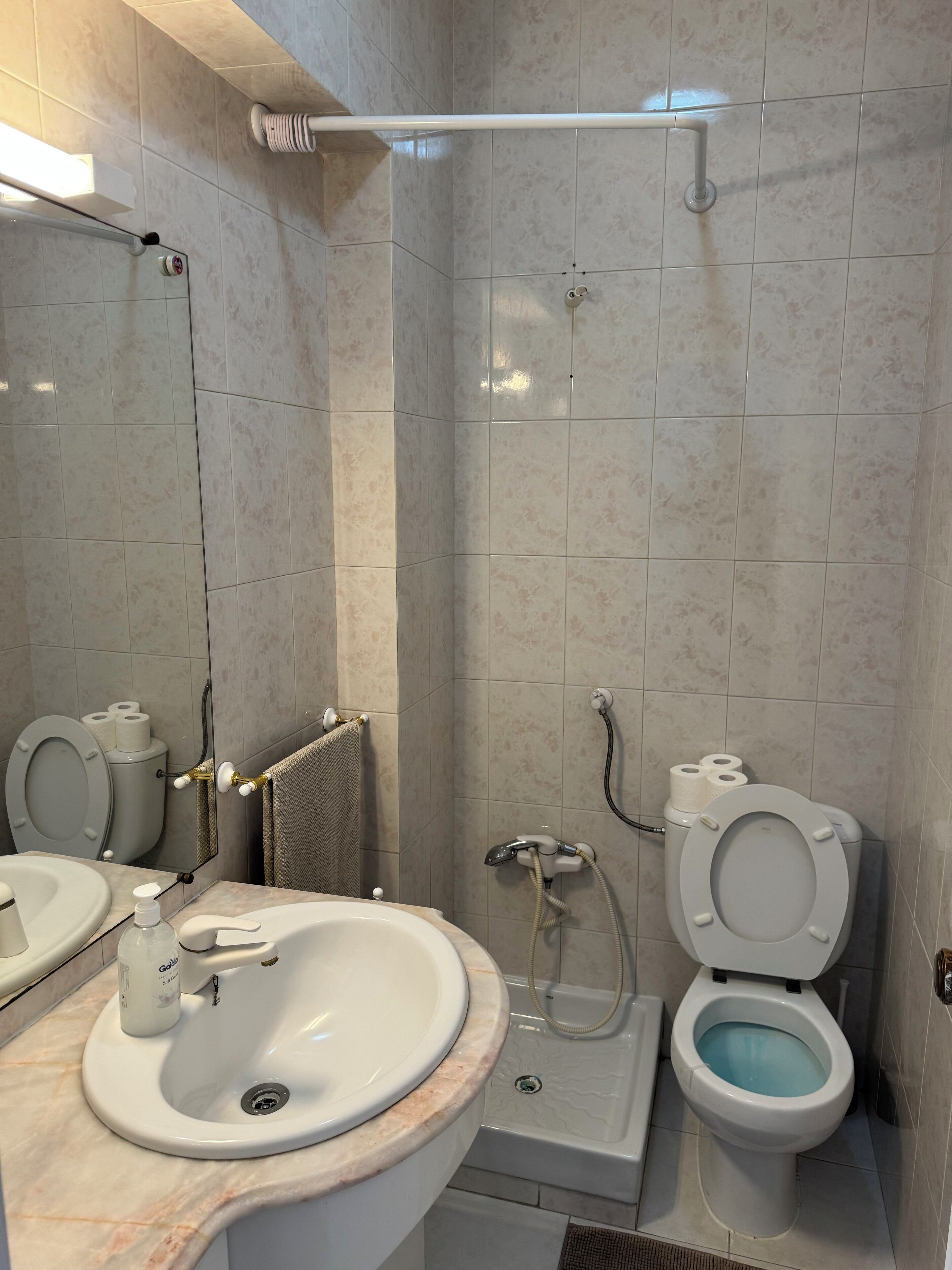 Douche, bidet, serviettes fournies, savon