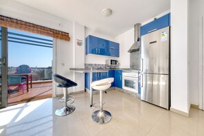 Refrigerador, microondas, horno y cafetera y tetera 