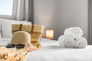 2 habitaciones, caja de seguridad en la habitación y escritorio