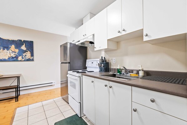 Micro-ondes, four, plaque de cuisson