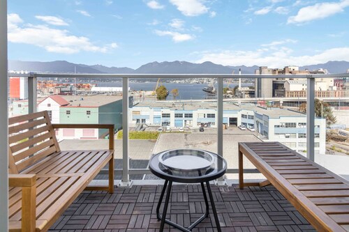 Stylish 2BR with Panoramic City & Mountain Views!