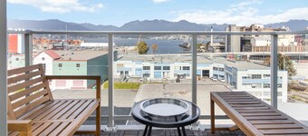 Stylish 2BR with Panoramic City & Mountain Views!