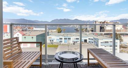Stylish 2BR with Panoramic City & Mountain Views!