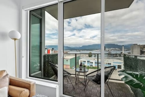 Stylish 2BR with Panoramic City & Mountain Views!