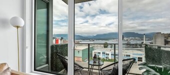 Stylish 2BR with Panoramic City & Mountain Views!