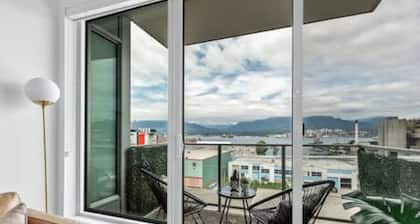 Stylish 2BR with Panoramic City & Mountain Views!