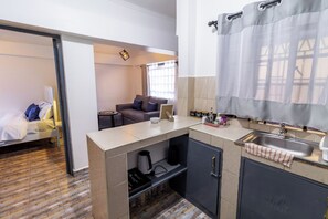 1 habitación, tabla de planchar con plancha, wifi y ropa de cama 