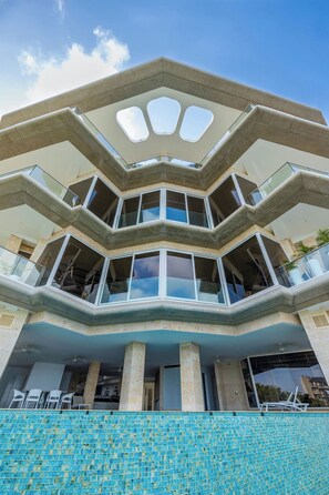 المنشأة من الخارج