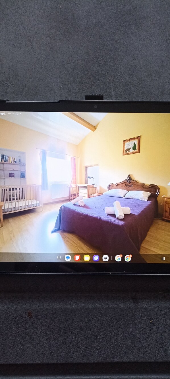 2 bedrooms, iron/ironing board, internet