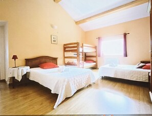 2 slaapkamers, een strijkplank/strijkijzer, internet