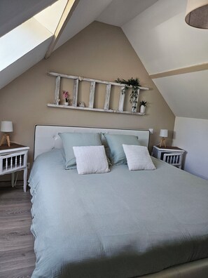 1 bedroom, bed sheets