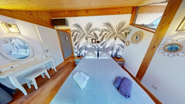 5 bedrooms, iron/ironing board, WiFi, bed sheets