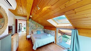 5 bedrooms, iron/ironing board, WiFi, bed sheets