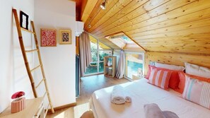 5 bedrooms, iron/ironing board, WiFi, bed sheets