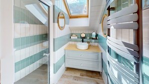 Dusche, Haartrockner, Handtücher, Seife