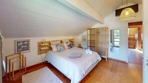 5 bedrooms, iron/ironing board, WiFi, bed sheets