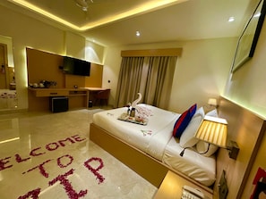 Premium Room | Bộ đồ giường cao cấp, két bảo mật tại phòng, bàn, màn/rèm cản sáng