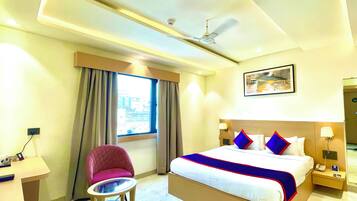 Deluxe Room with City View | Premium bedding, in-room safe, desk, laptop workspace