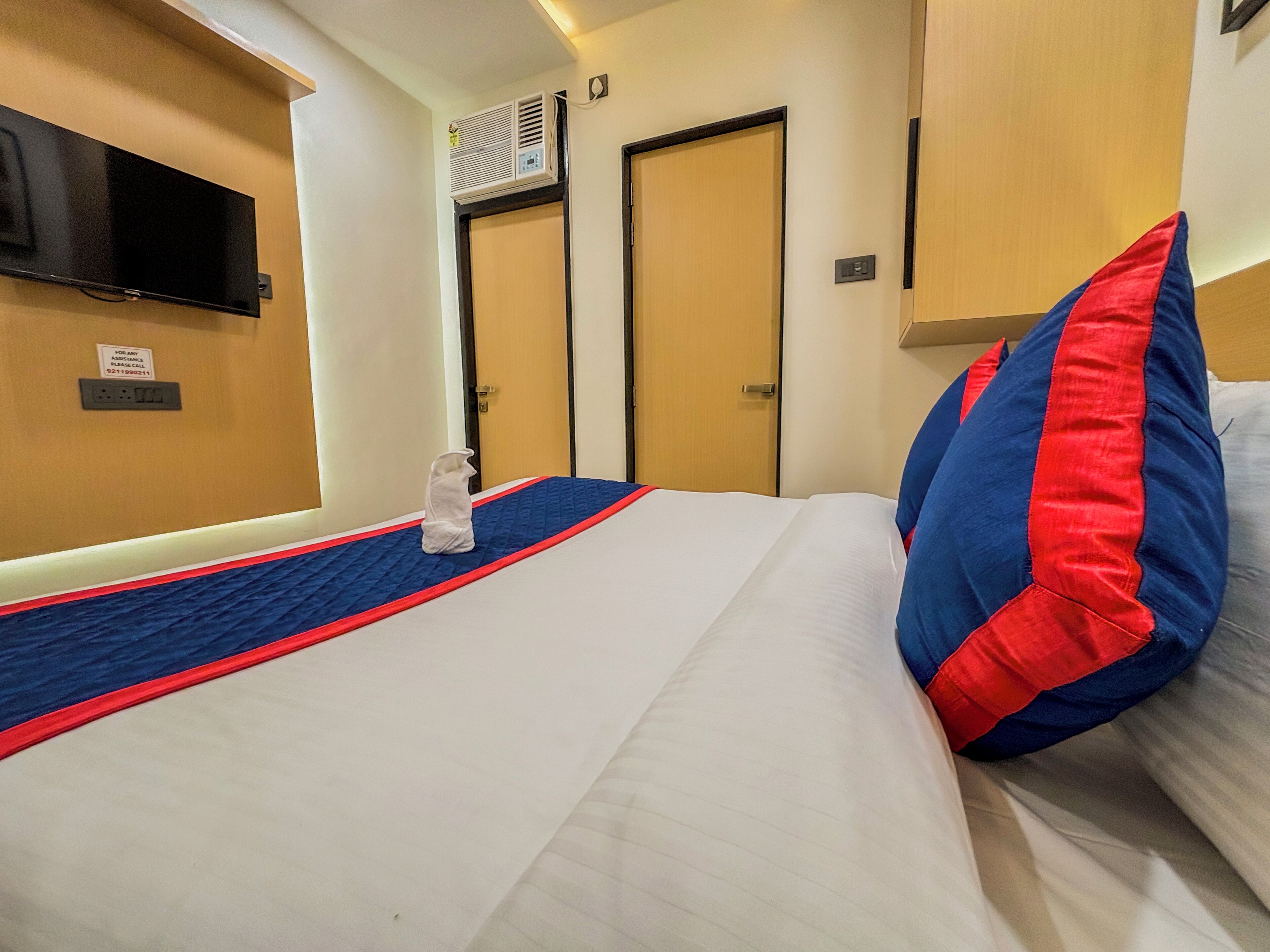 标准房 | 高档床上用品、客房内保险箱、办公桌、笔记本电脑工作区