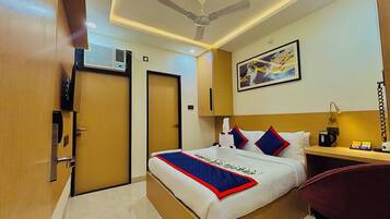 Standard Room | Premium bedding, in-room safe, desk, laptop workspace