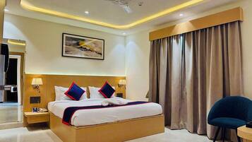 Deluxe Room | Roupas de cama premium, cofres nos quartos, escrivaninha