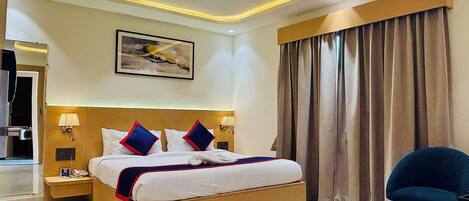 Ropa de cama de alta calidad y caja de seguridad en la habitación