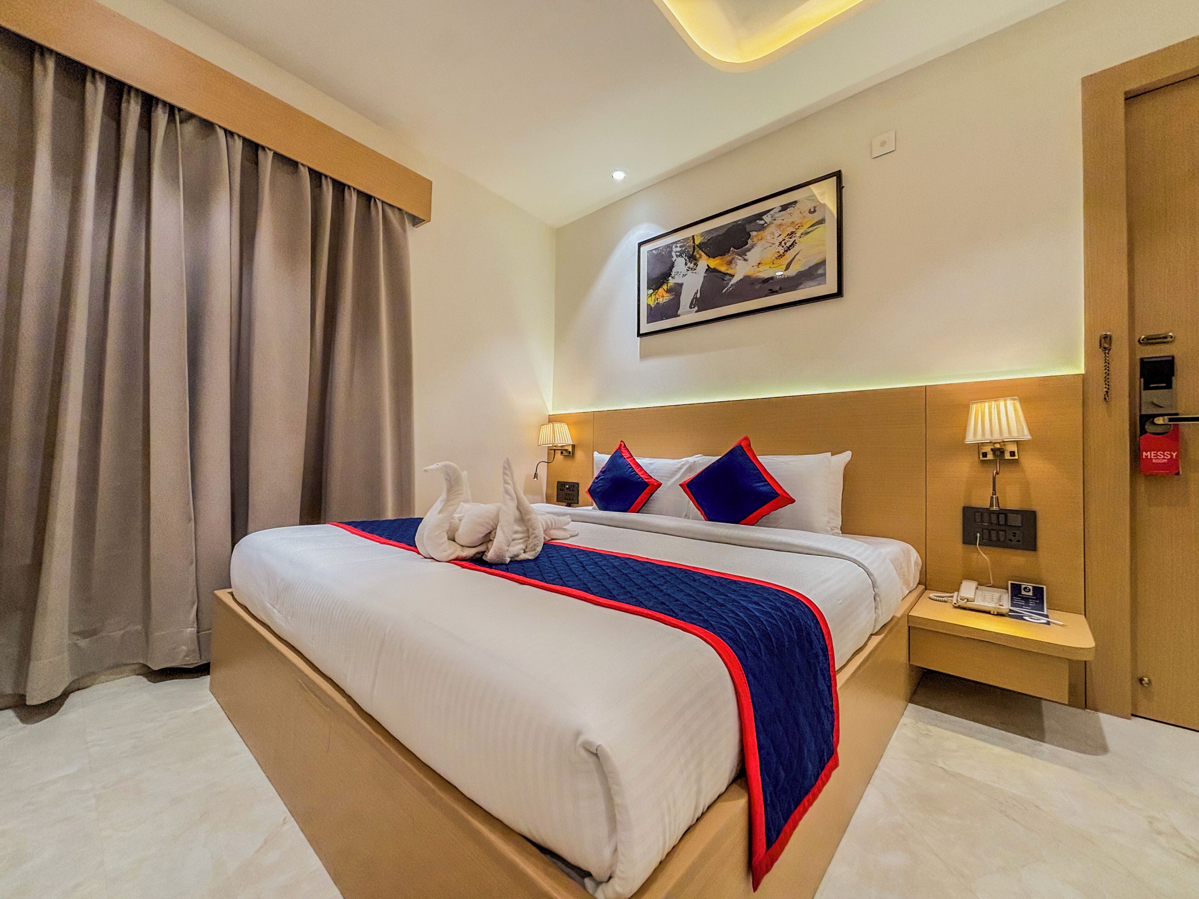 Deluxe Room | 高档床上用品、客房内保险箱、办公桌、笔记本电脑工作区