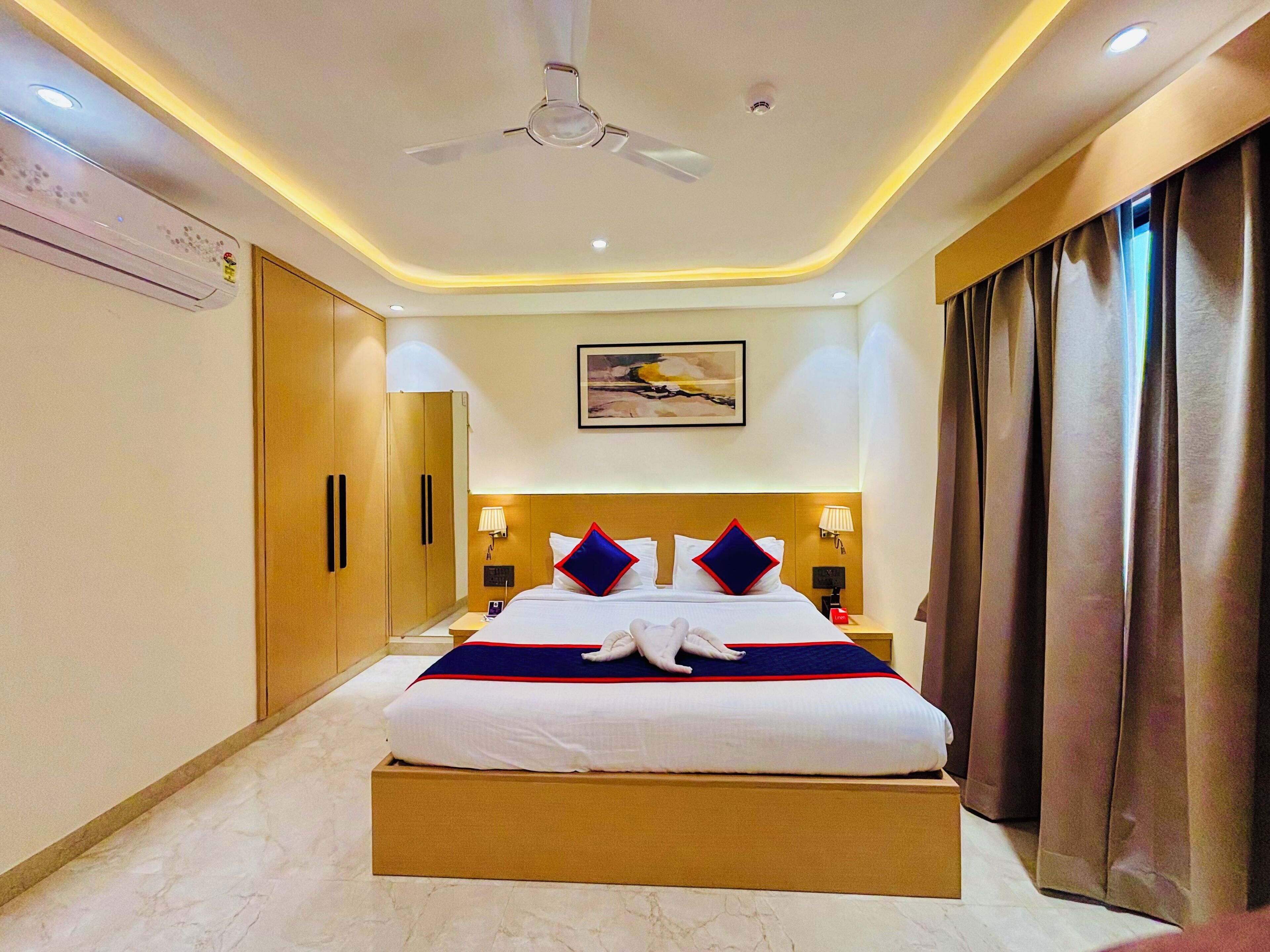 Deluxe Room | 高档床上用品、客房内保险箱、办公桌、遮光窗帘