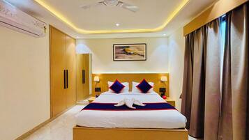 Deluxe Room | Roupas de cama premium, cofres nos quartos, escrivaninha