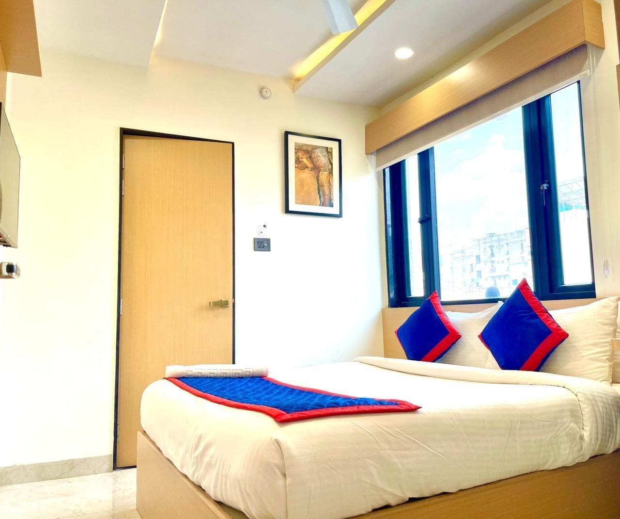 Standard Room with City View | Premium bedding, in-room safe, desk, laptop workspace