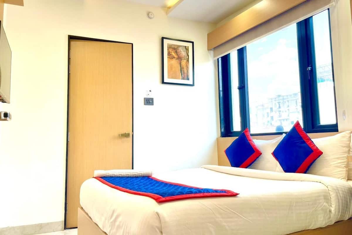 Standard Room with City View | Premium bedding, in-room safe, desk, laptop workspace