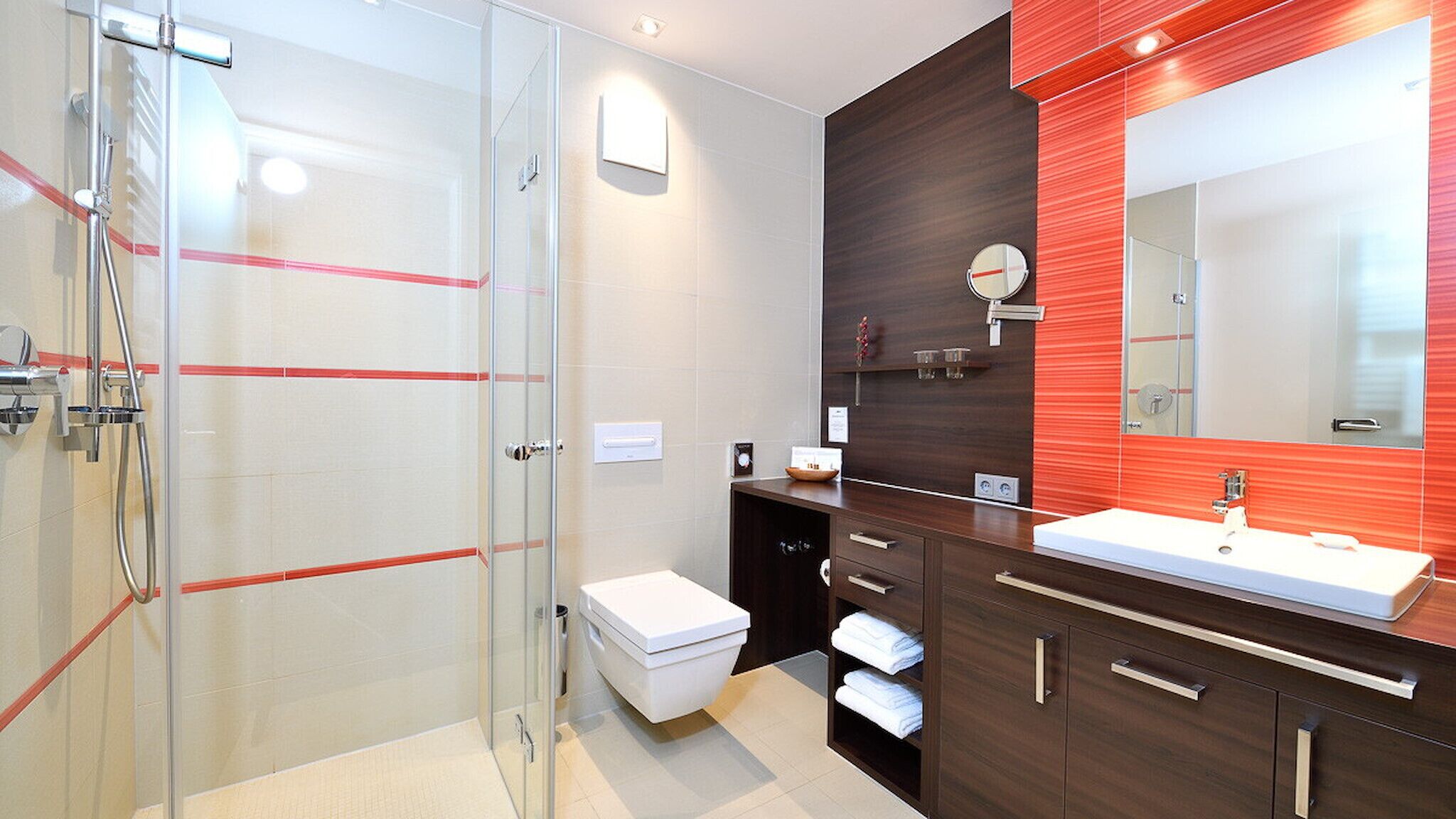 Suite, 1 Schlafzimmer (Hotel suite Admiral) | Badezimmer | Dusche, Seife, Toilettenpapier