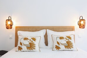 1 bedroom, iron/ironing board, WiFi, bed sheets - Appart Haut de gamme, center Juan les pins, 3 min de la plage. clim, 4 pers, (Antibes)